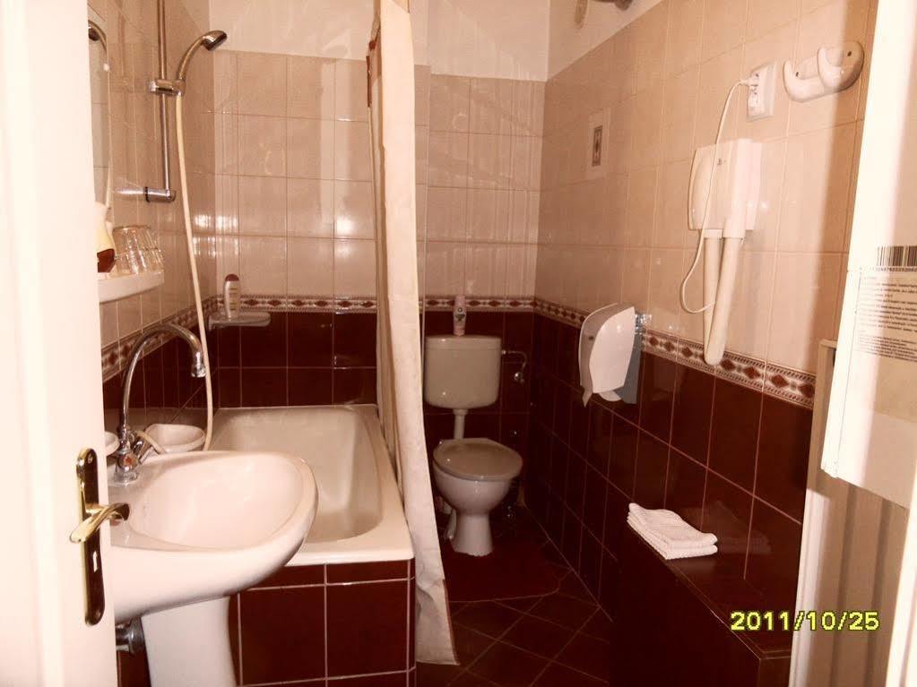 Bed and Breakfast Kalman Panzio Szegedin Exterior foto