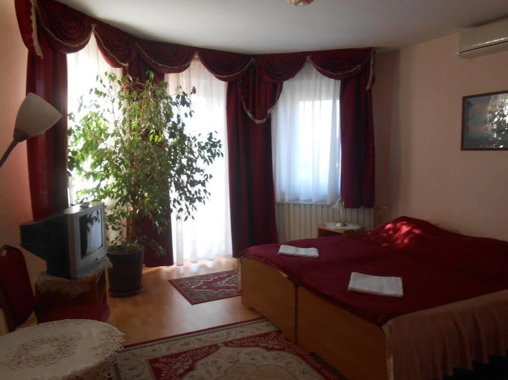 Bed and Breakfast Kalman Panzio Szegedin Exterior foto